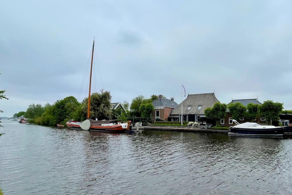 Puur Eastermar - Monumentaal, Authentiek En Luxe Koetshuis Aan Open Vaarwater Met Jacuzzi En Sauna Oostermeer Exteriér fotografie