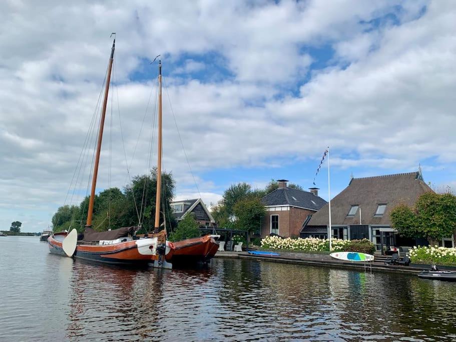 Puur Eastermar - Monumentaal, Authentiek En Luxe Koetshuis Aan Open Vaarwater Met Jacuzzi En Sauna Oostermeer Exteriér fotografie
