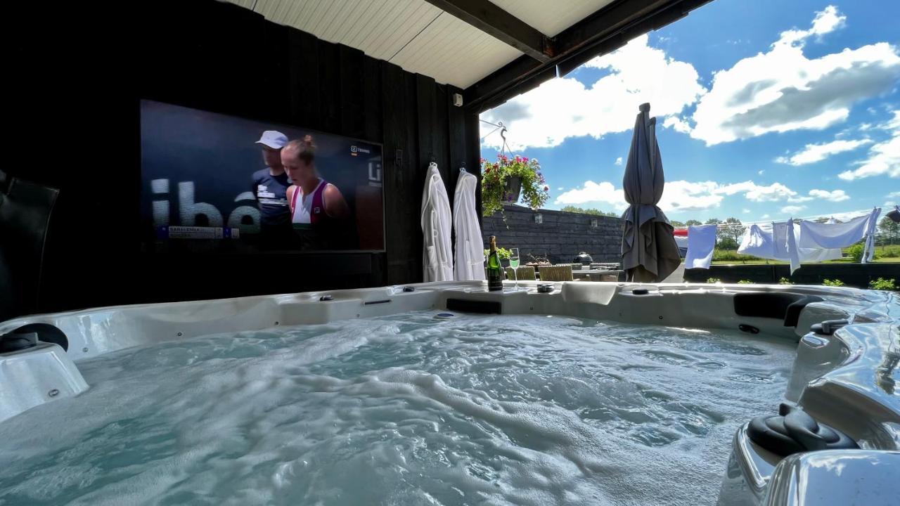 Puur Eastermar - Monumentaal, Authentiek En Luxe Koetshuis Aan Open Vaarwater Met Jacuzzi En Sauna Oostermeer Exteriér fotografie