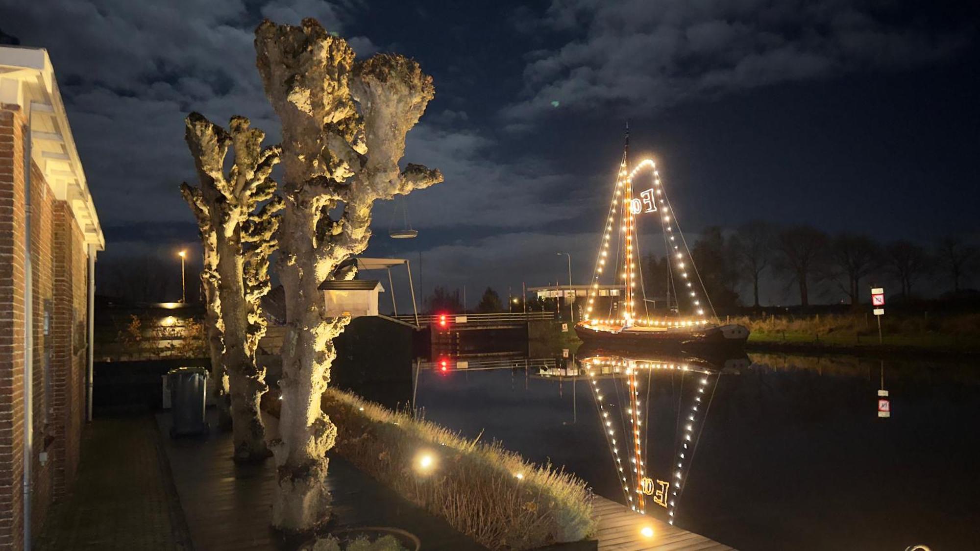 Puur Eastermar - Monumentaal, Authentiek En Luxe Koetshuis Aan Open Vaarwater Met Jacuzzi En Sauna Oostermeer Exteriér fotografie