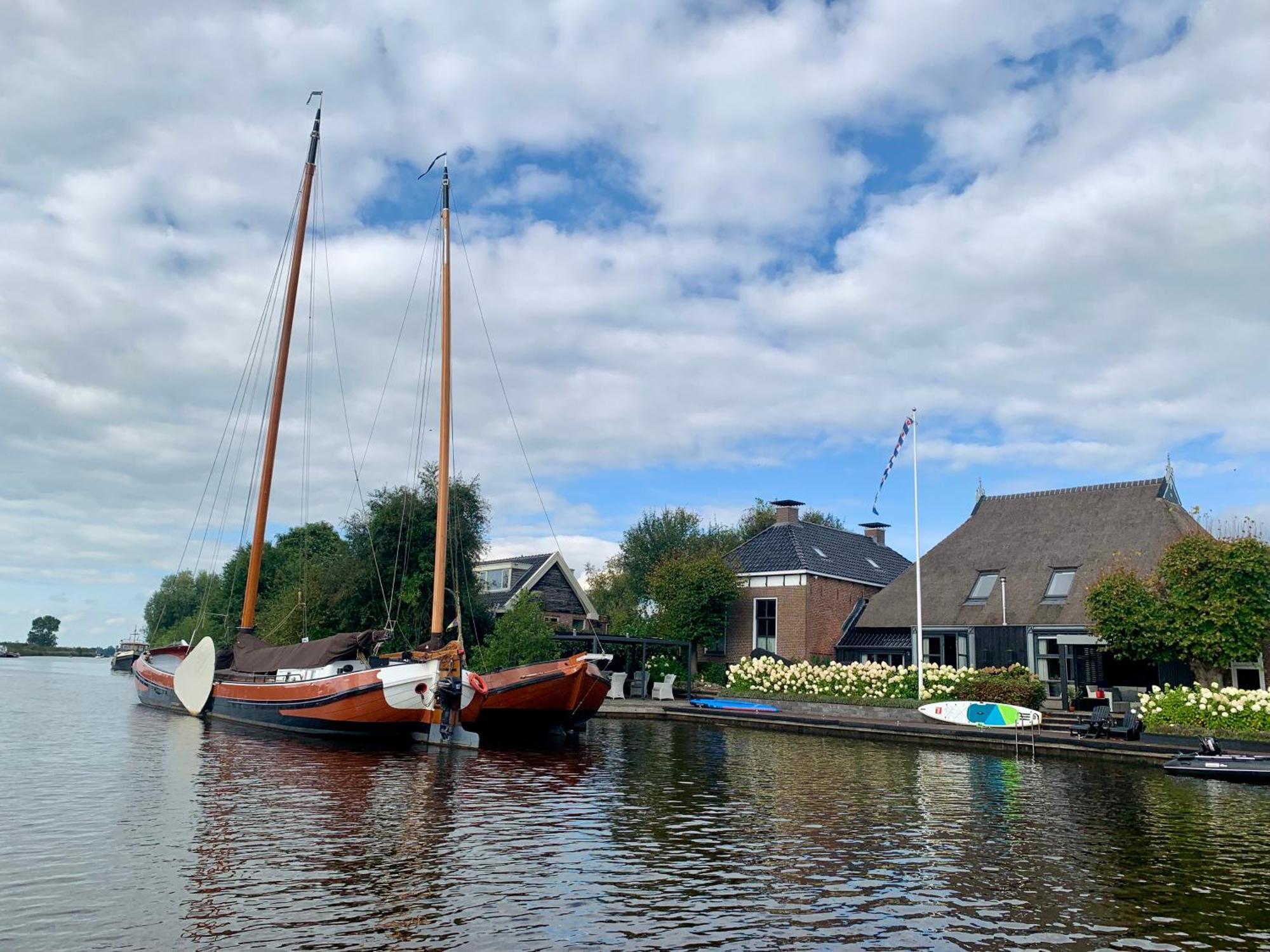 Puur Eastermar - Monumentaal, Authentiek En Luxe Koetshuis Aan Open Vaarwater Met Jacuzzi En Sauna Oostermeer Exteriér fotografie