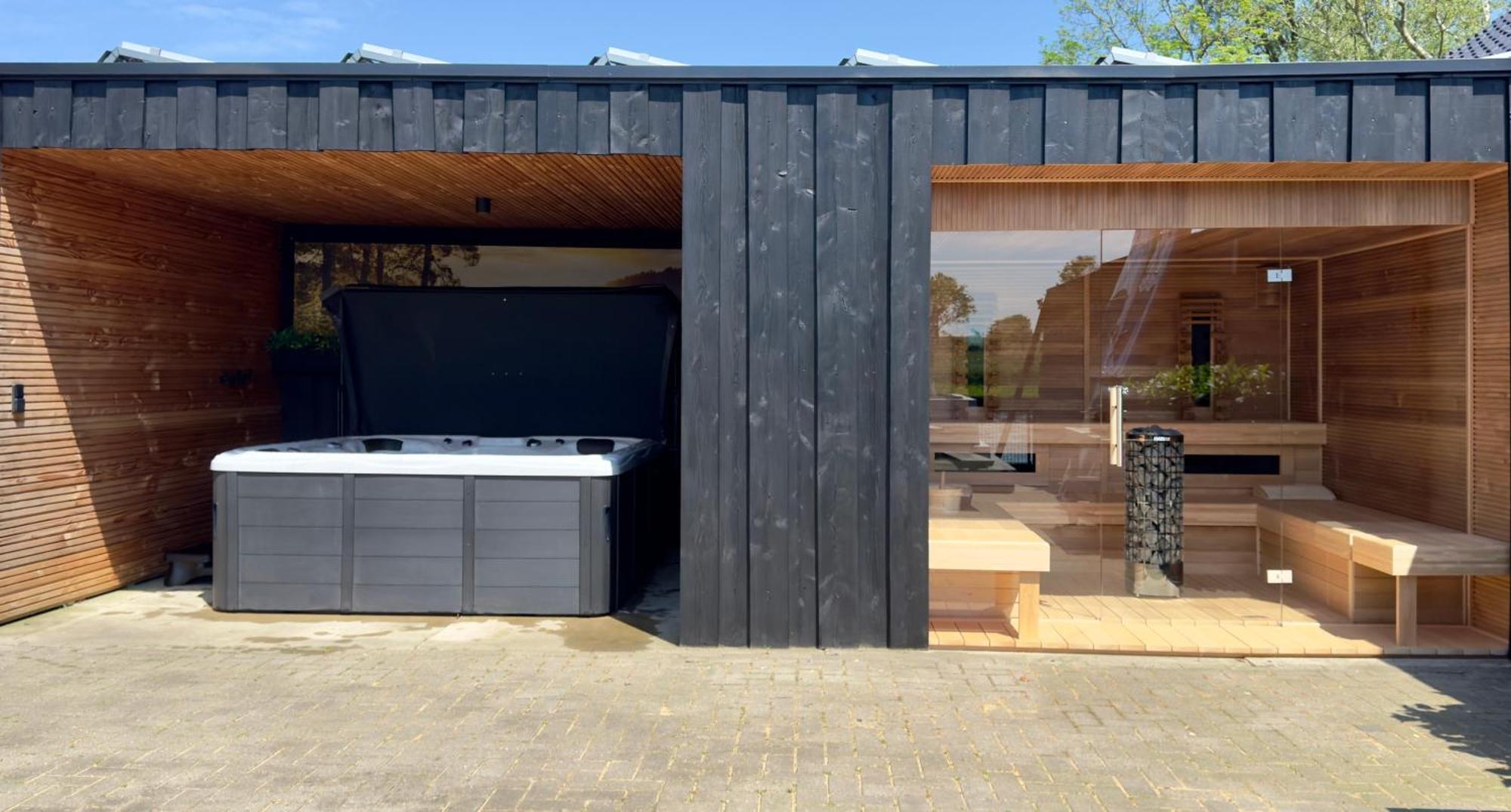 Puur Eastermar - Monumentaal, Authentiek En Luxe Koetshuis Aan Open Vaarwater Met Jacuzzi En Sauna Oostermeer Exteriér fotografie